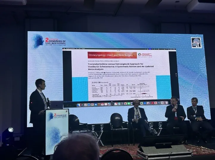 Prof. Joel Lavinsky conduz mesa sobre abordagens pelo osso temporal para tumores da base do crânio no Congresso Brasileiro