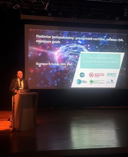 Dr. Gustavo Isolan ministra aula sobre abordagens petrosas para meningiomas petroclivais em curso Hands On da Santa Casa de Porto Alegre