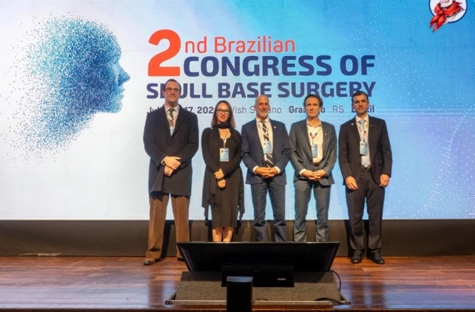 Dr. Joel Lavinsky e Dr. Gustavo Isolan homenageiam convidados internacionais durante o 2º Congresso Brasileiro de Cirurgia da Base do Crânio